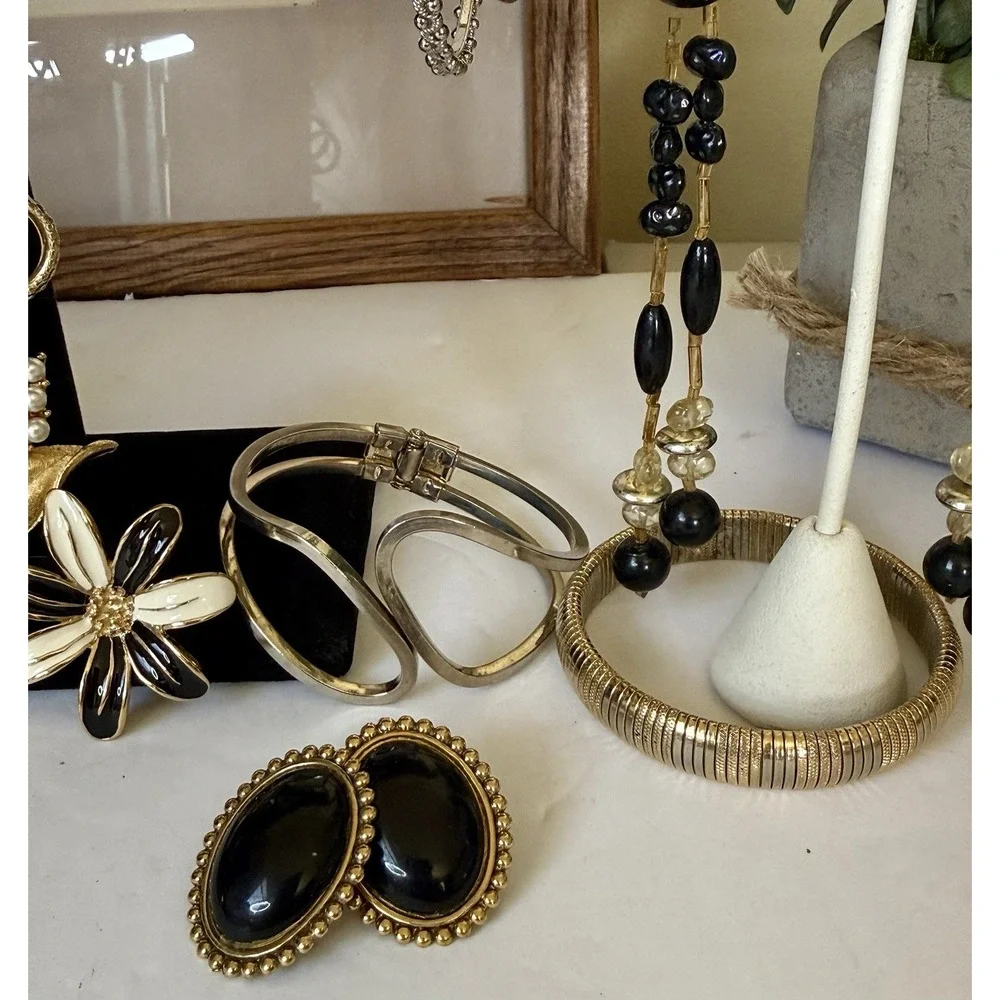 Vintage 30 Pc Costume Jewelry Lot‎ Earrings Bracelet Brooches Rhinestone